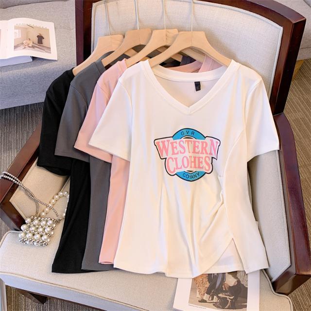 Tops reductoras de edad de talla grande para mujer, diseño de estilo occidental, manga corta, cuello en V, letras impresas, pliegues, hombros abiertos, camiseta femenina, grasa
