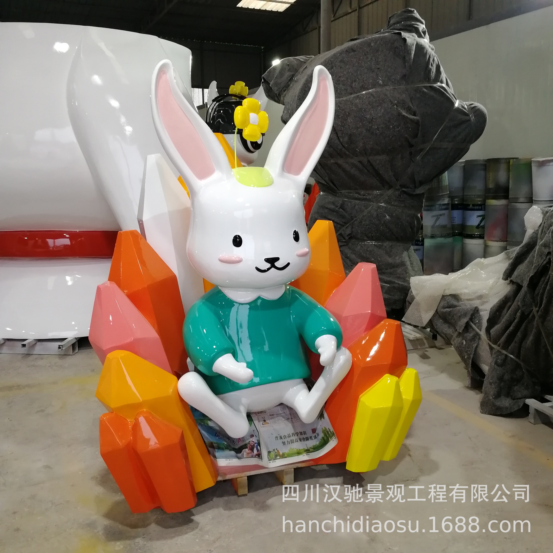 玻璃钢卡通定 做 兔子卡通摆件 卡通小兔子带座椅造型的创意摆件