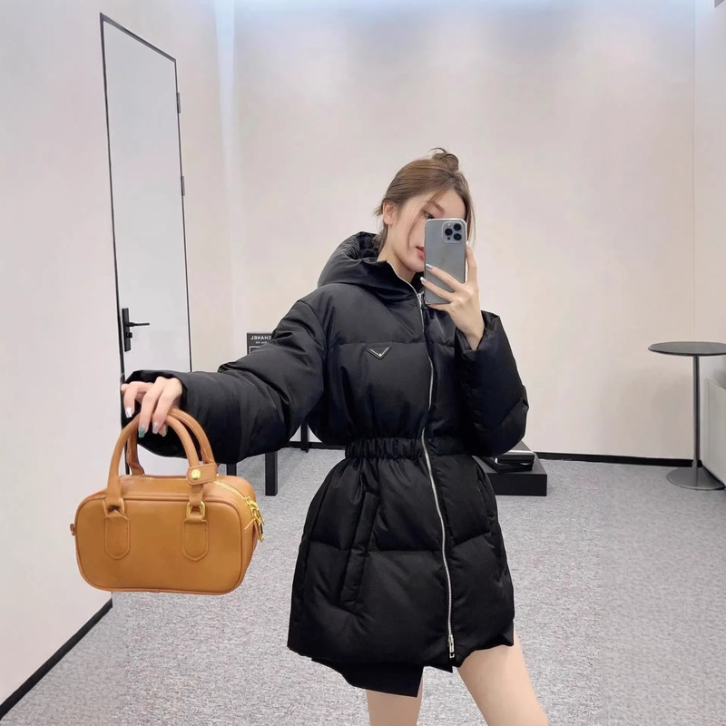 Authentic Version of the Welfare Edition with Original Tags, in Stock, P Brand Triangle Logo, Ant Waist Mid-Length Hooded Nylon Waist-Cinching down Jacket Authentic Version of the Welfare Edition with Original Tags, in Stock, P Brand Triangle Logo, Ant Waist Mid-Length Hooded Nylon Waist-Cinching down Jacket