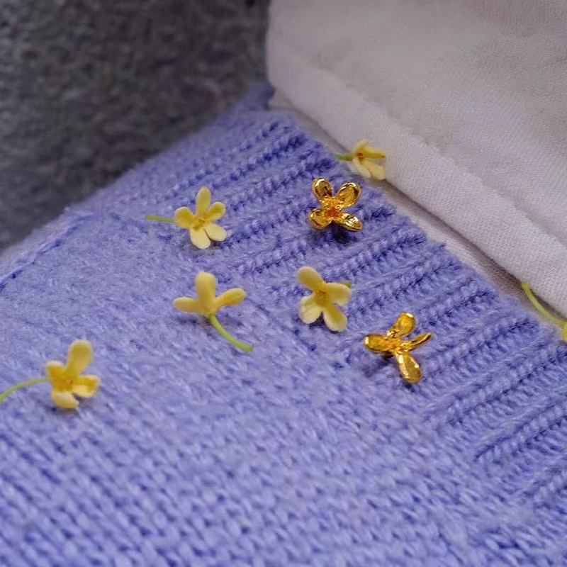 小さなキンモクセイの襟ボタンクリップゴールド絶妙な花秋と冬シンプルなレトロライト高級新しい中国風のデザインブローチコサージュ|undefined