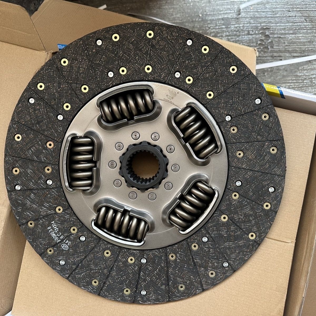 Wear-resistant, flame-retardant clutch plates for each vehicle model, three-piece set with pressure plate. Contact customer service before ordering 321