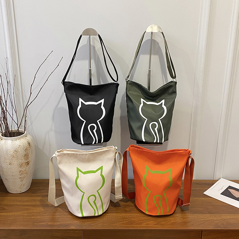 可爱猫咪斜挎包女轻便尼龙包2025新款春季休闲时尚学生单肩包