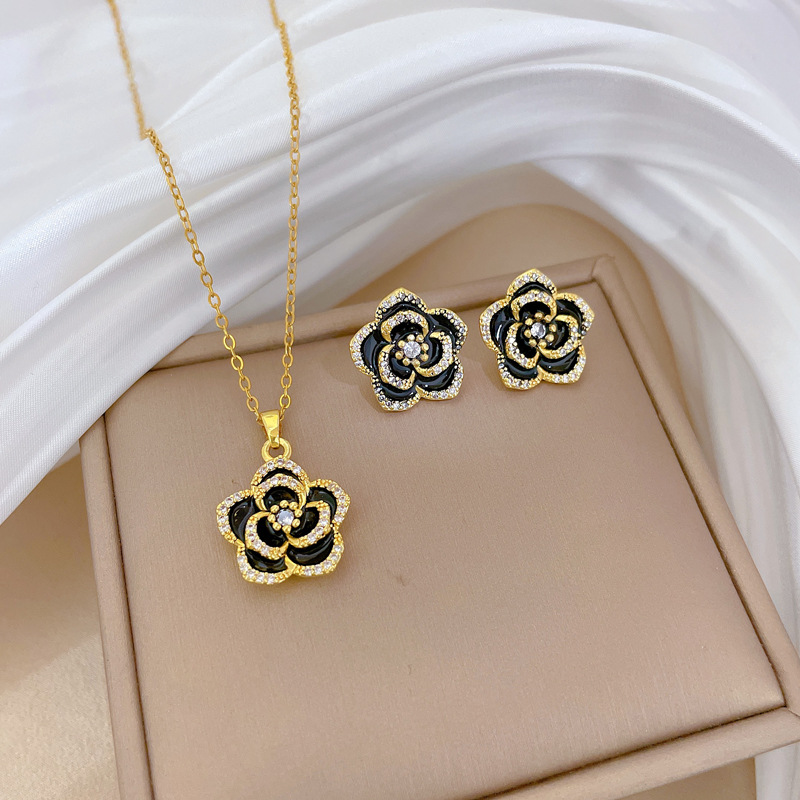 [Conjunto] Camellia goteando aceite collar de boda transfronterizo de lujo ligero rojo neto femenino cadena de clavícula de todo fósforo cadena de acero de titanio image 1