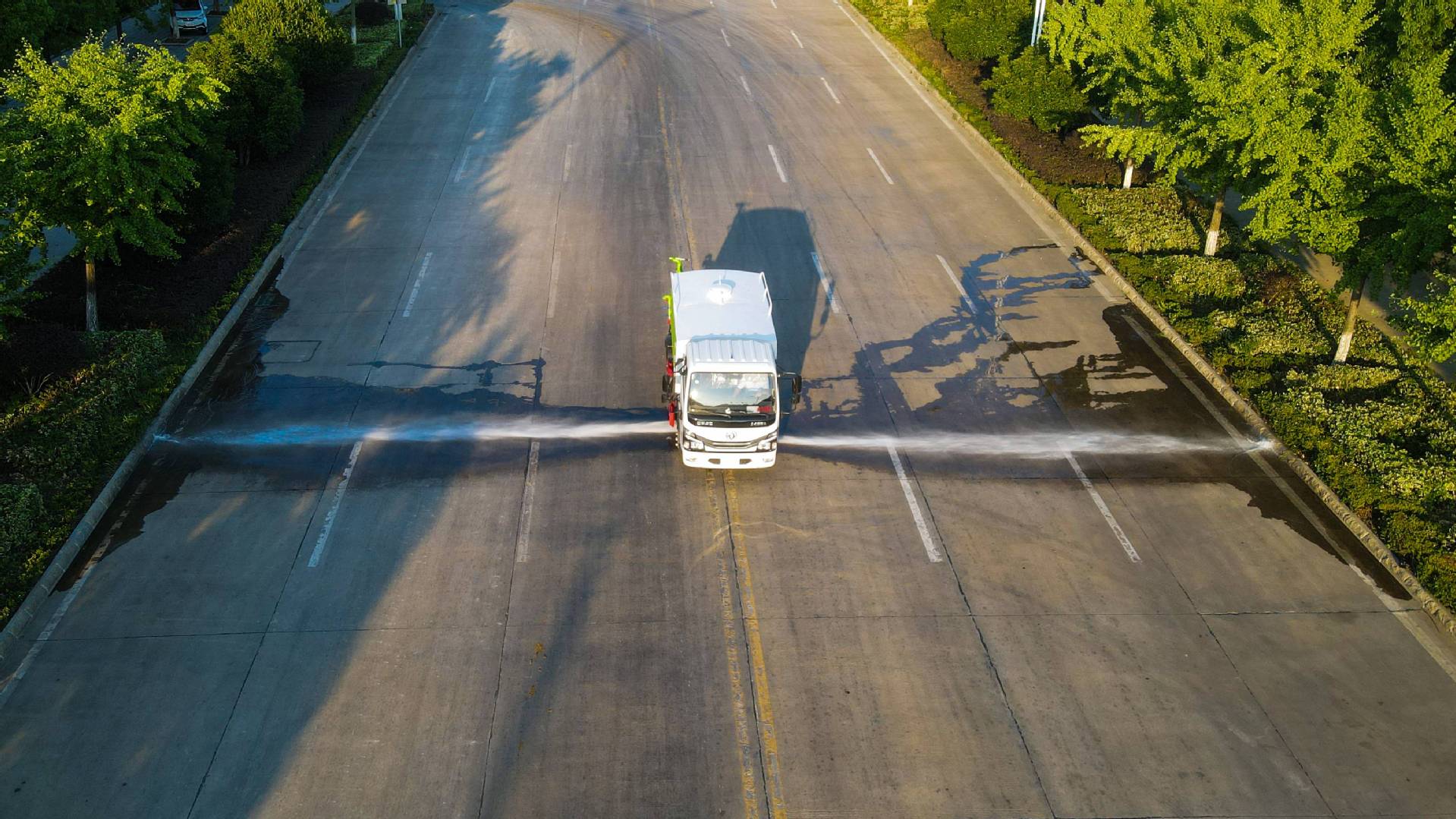 7-Square Blue Brand Sprinkler Fog Cannon Truck for Municipal Greening and Road Maintenance 12-Square Sprinkler Truck for Dust Reduction at Construction Sites