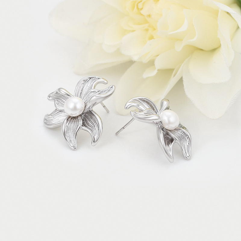Xuping estilo simple aleación de cobre chapado flores blancas personalidad exagerada perla otoño invierno auriculares al por mayor mujeres
