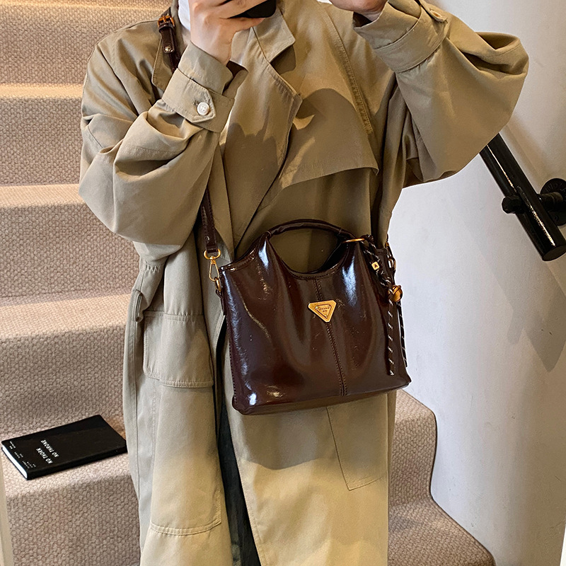 Moda portátil de cera de cuero bolso de agua para mujeres 2024 nueva moda coreana bolso de hombro de alta calidad bolso de mujer versátil