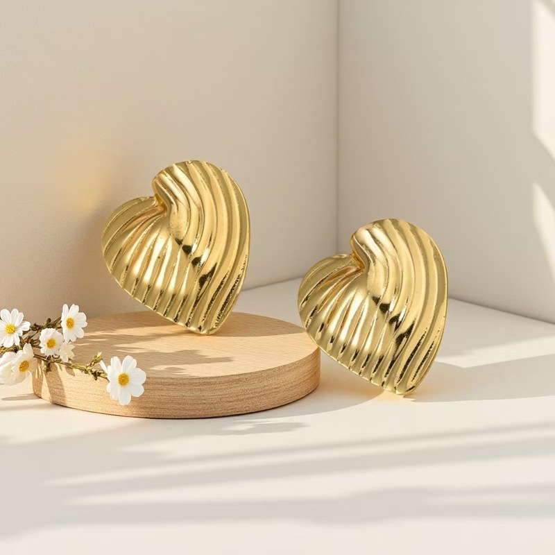 ヨーロッパとアメリカのニッチな気質ライト高級レトロプリーツイヤリング女性用 18K ゴールドストライプ三角形イヤリング|undefined