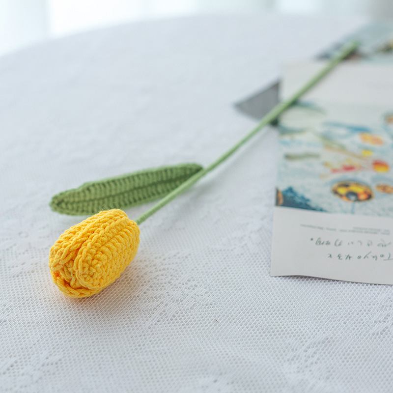 완성 된 황금 튤립 단일 민트 녹색 잎