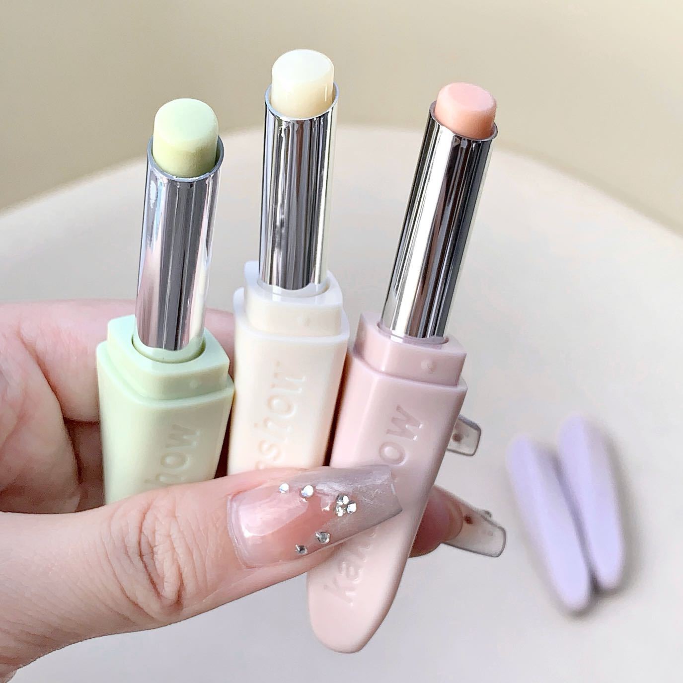 kakashow Lip balm moisturizes, hydrates and hydrates, prevents dryness and cracking, and reduces lip lines. It is a colorless lip balm for lip base undefined