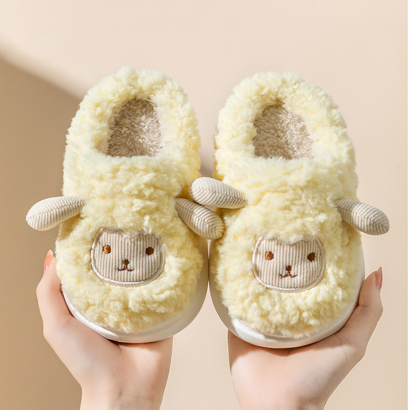 Invierno zapatillas de algodón para niños, niños y niñas, padres e hijos, bolsas de dibujos animados lindas, tacones antideslizantes para bebés en el interior, zapatillas de lana casera