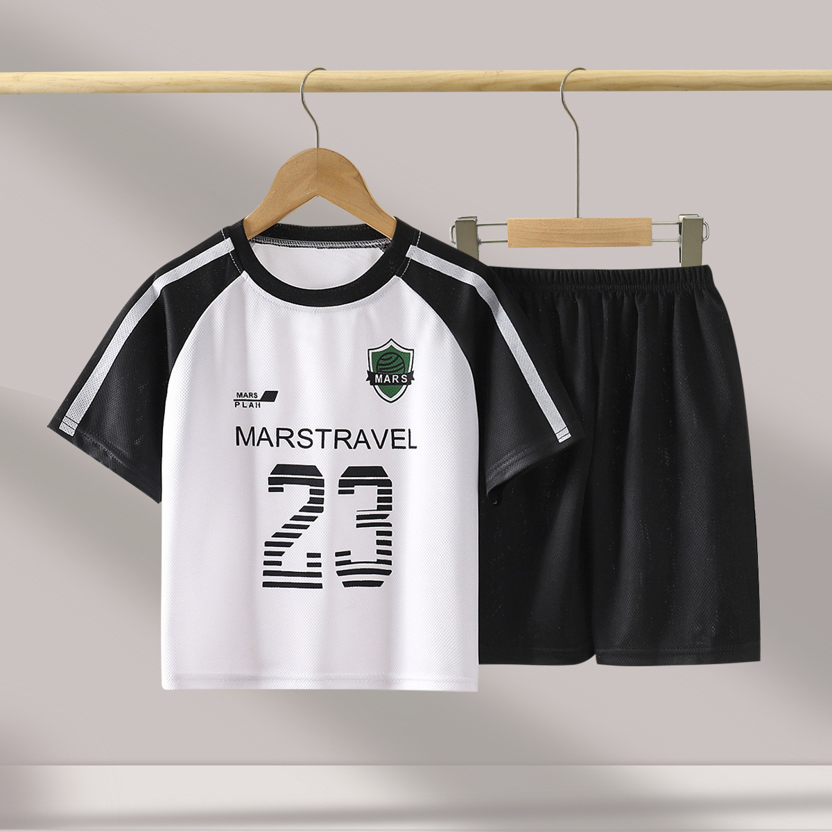 Traje deportivo para niños verano nuevo estilo uniforme de baloncesto para niños uniforme para niños pantalones cortos de manga corta ropa de secado rápido ropa para niños al por mayor