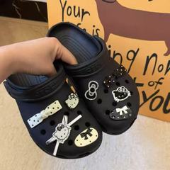 黒と白の甘いクールなひものケイティkt猫の穴の靴のボタンの漫画のかわいいdiyの靴の花は装飾の部品を取り外し可能にします。