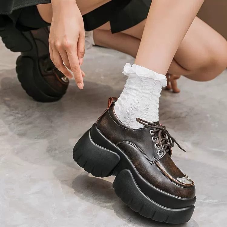 Красивые лоферы из натуральной кожи в британском стиле, женские универсальные маленькие кожаные туфли на шнуровке с круглым носком, увеличивающие рост, 2023 года, на толстой подошве