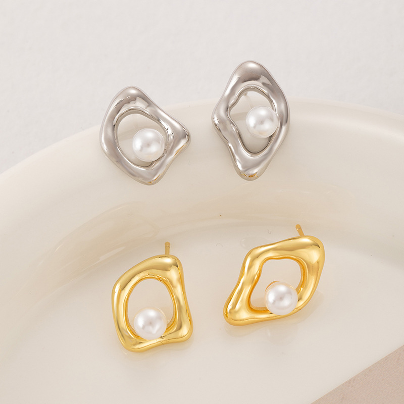 Geometric fashionable sophisticated universal design earrings pearl