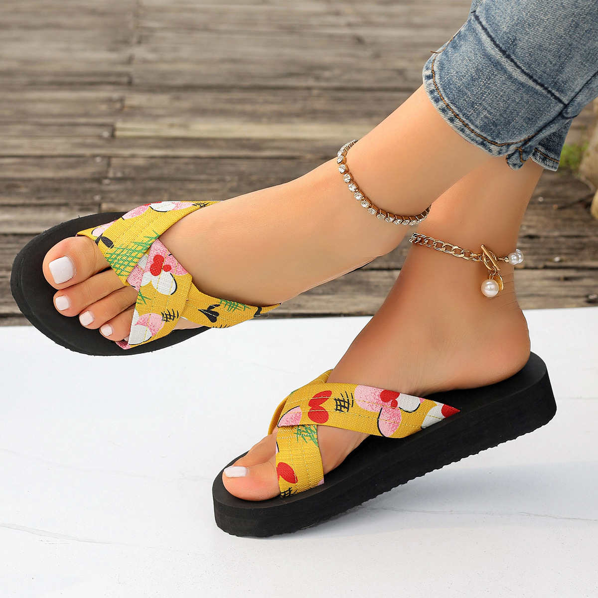 Las zapatillas de Flores rotas aumentan con el Fondo grueso, las mujeres usan cientos de estilos de moda y zapatillas frías con los pies fuera de la playa en verano.