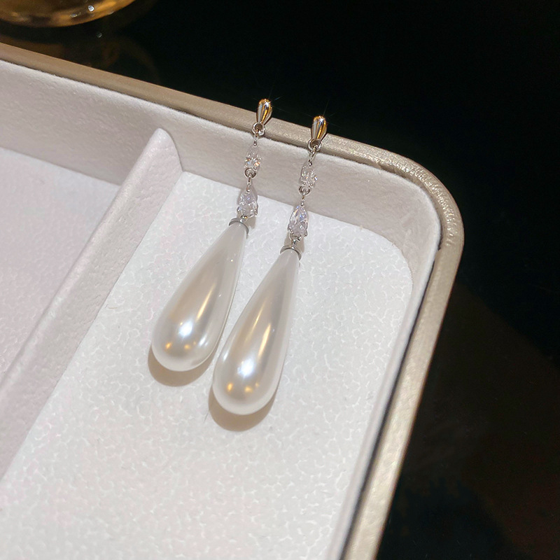 Pendientes de perlas geométricas de gota de agua de aguja de plata galvanizada de oro real Pendientes de temperamento de estilo de palacio francés Pendientes de todo fósforo de personalidad mujer