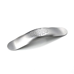 Thickened stainless steel curved manual garlic press, boat-shaped garlic mud press, curved mud press, garlic twister, garlic grinder