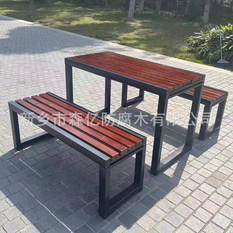 Mesas y sillas de tablero de ajedrez al aire libre Sillas de parque al aire libre de madera anticorrosiva Patio Una mesa Cuatro sillas Combinación Plaza comunitaria Ocio