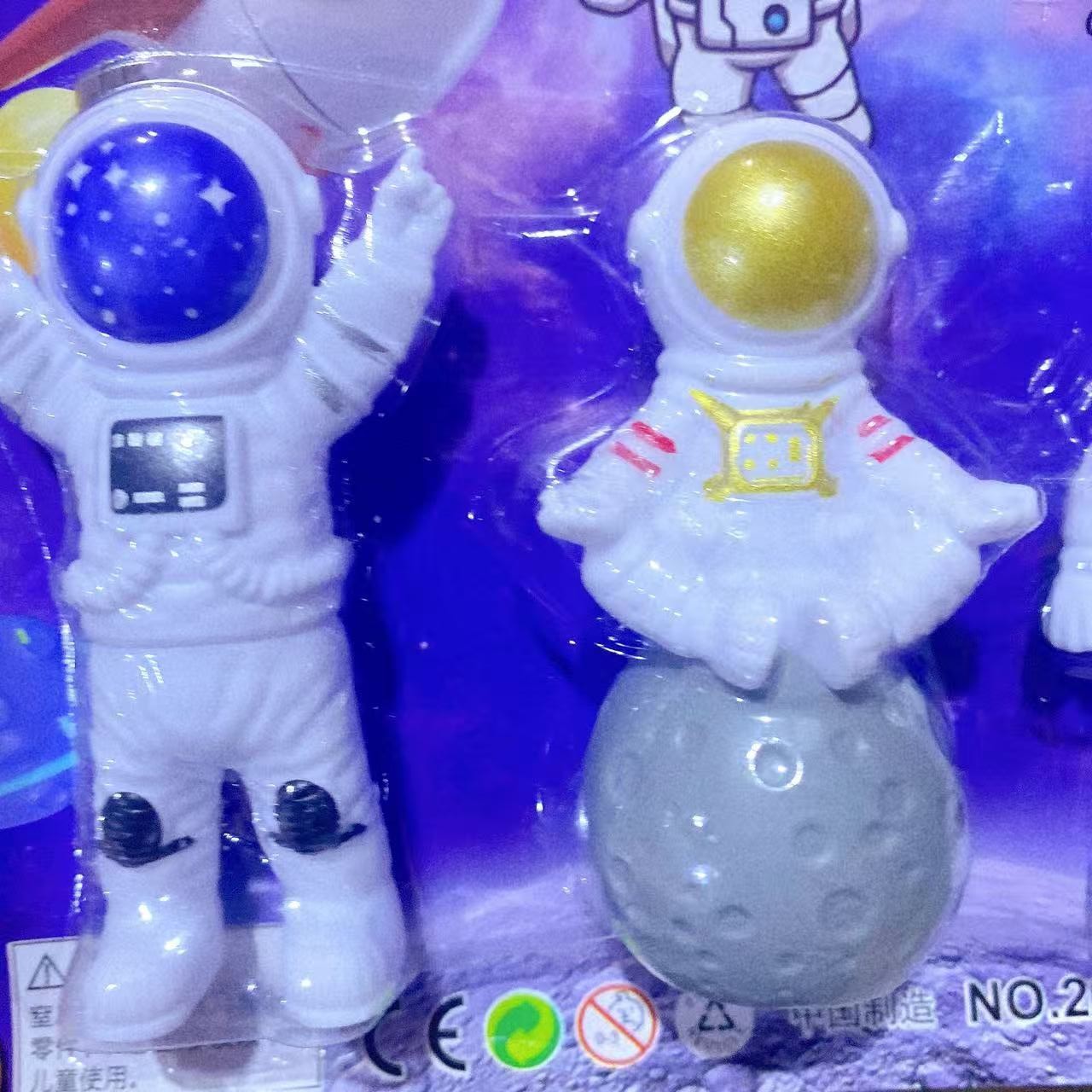 Juguetes modelo infantil astronautas muñecas de dibujos animados paquetes de combinación de hogares puzzle personajes 2 yuanes grandes almacenes al por mayor