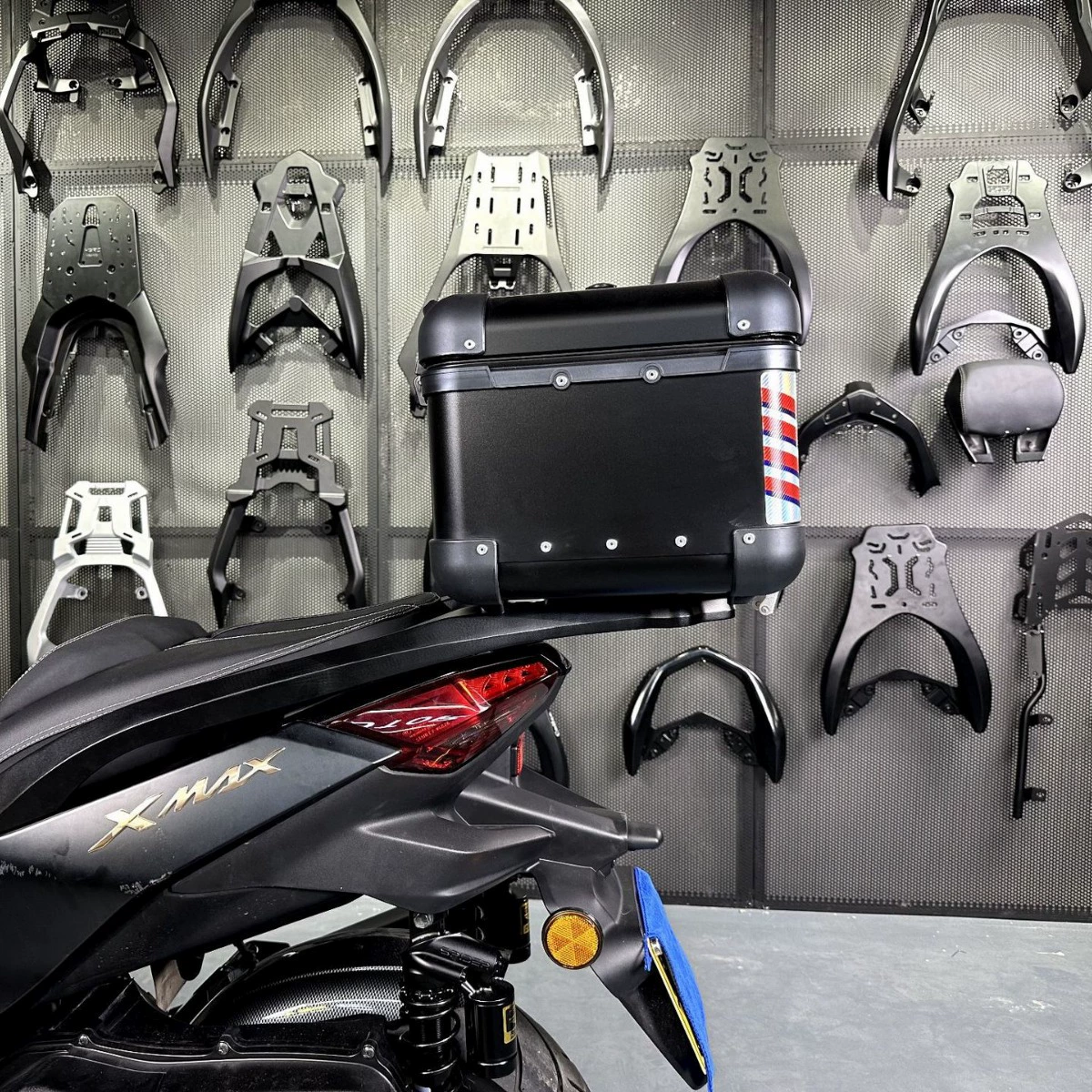 17-24 Новый Yamaha XMAX300 зарезервированы отверстия спинки для шести поколений модернизированных алюминиевых сплавов задней полки