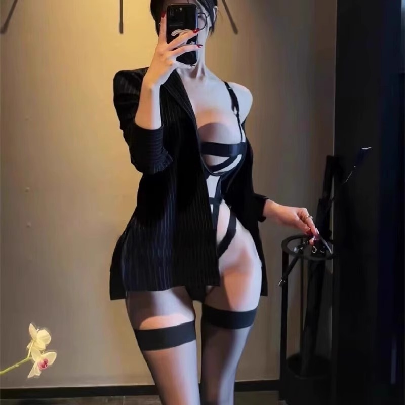 セクシーsm秘書の制服はアウトドアを誘惑します。