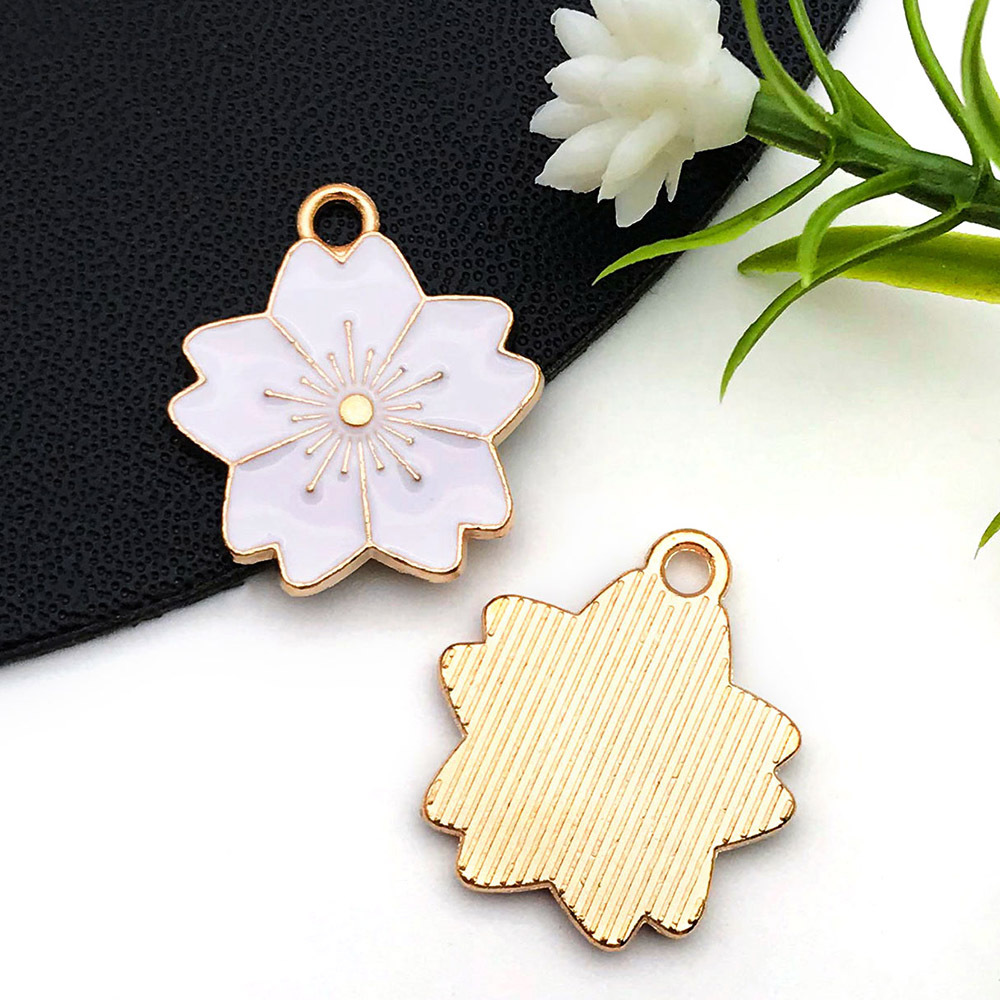 Colgantes de aleación con margarita y flor de cerezo esmaltadas