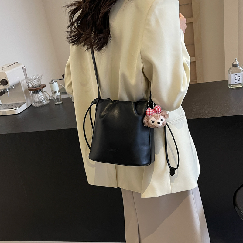 Este año, la popularidad de la bolsa de cinturón de fiebre ultra caliente para mujeres 2024 nuevo estilo de moda universal bolso de hombro de alta calidad bolso de cubo