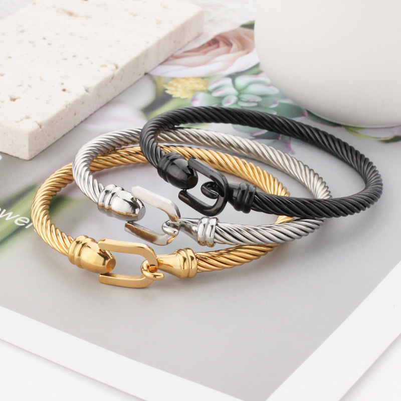 Amazon foreign trade hot European and American horseshoe buckle stainless steel bracelet retro simple cable titanium steel hook bracelet