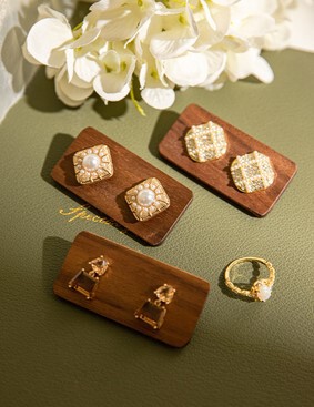 Creative rounded corner design solid wood wood chip jewelry retro walnut wood earring display display jewelry display stand shooting