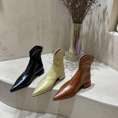 Stylish black flat shoes with pointed toes, ideal for women in spring and autumn. These single boots are new, featuring lacquered leather and a low, slim heel, perfect for a slimming effect.