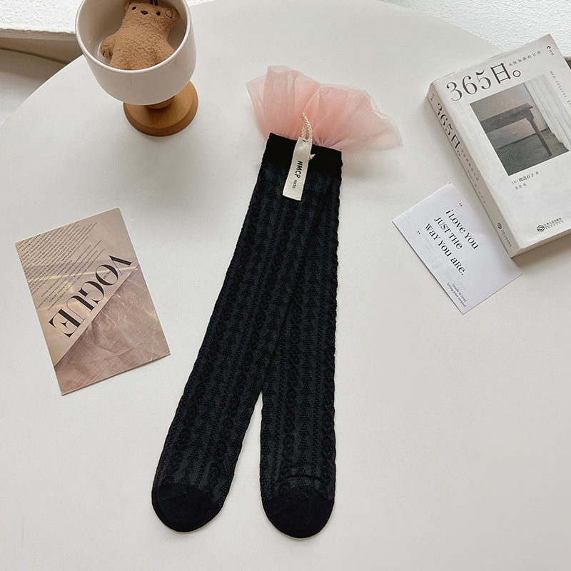 Black -bottom powder lace