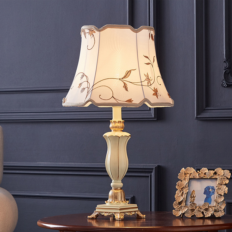 European-Style Living Room Table Lamp, Light Luxury, Retro American Classical High-End Luxury, Warm and Romantic Wedding Room Bedroom Bedside Table Lamp