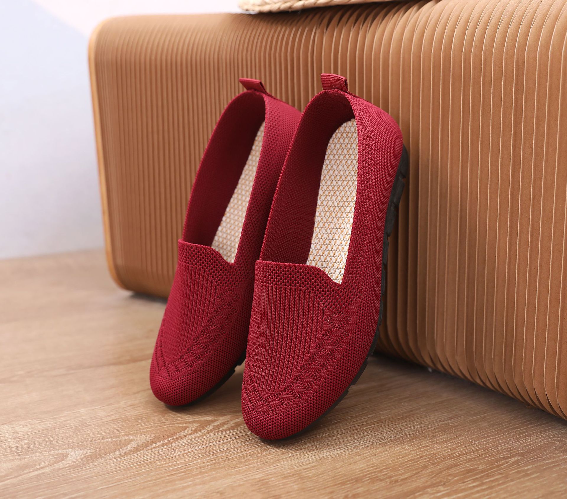 Primavera y verano nuevos zapatos de mujer zapatos de Madre de mediana edad y edad avanzada zapatos de mujer de punto transpirables zapatos casuales de estilo étnico cómodos de fondo suave al por mayor