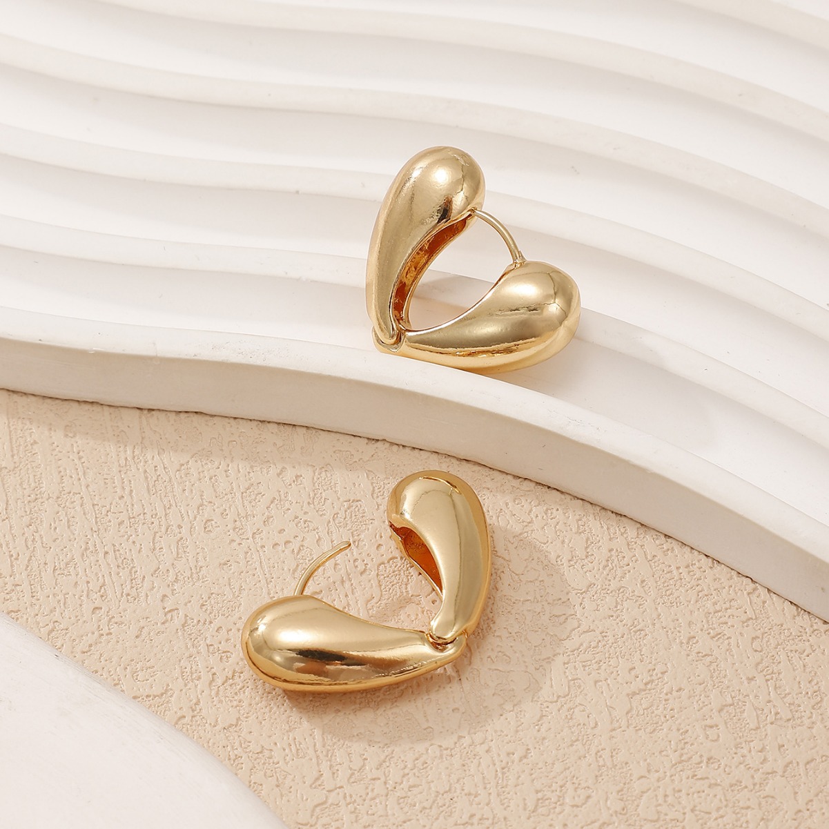 Europa y los Estados Unidos transfronterizos nuevos tipos de amor de alto nivel de aleación de orejas chapadas retro temperamento aretes de viento de puerto