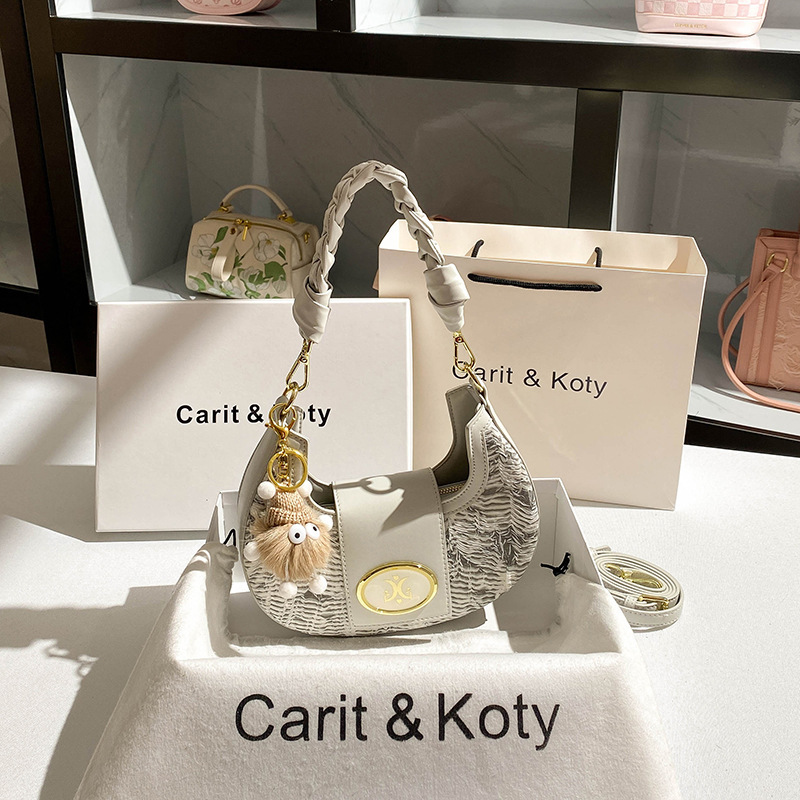 A generation of French niche crescent bag 2025 new high sense hand-woven underarm bag wholesale