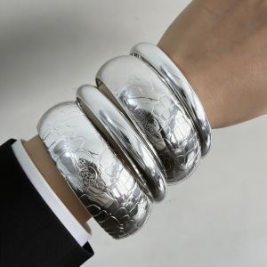 Europa y América de moda transfronteriza brillante boca ancha superpuesta brazalete conjunto de moda personalidad anillo de pigmento de oro exagerado pulsera mujer image 9