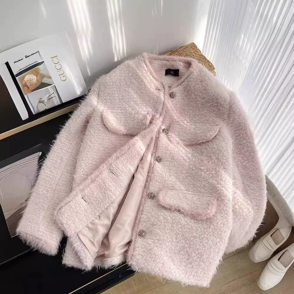 Пуховик в фуксии с рисунком, мода 2024 года, стиль Chanel, свободный фасон