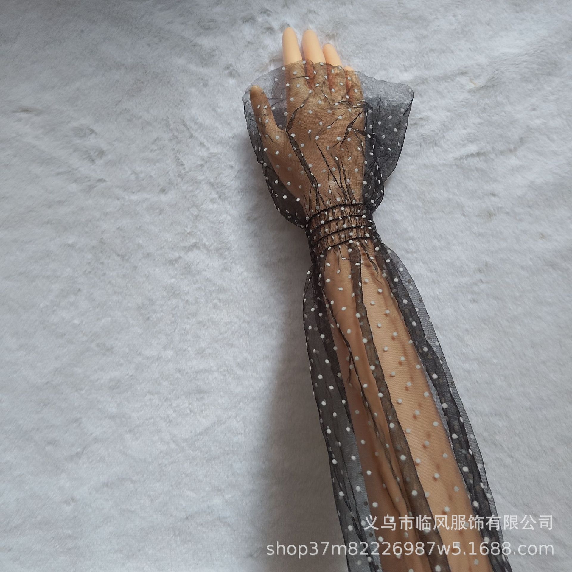 검정색 바탕에 흰색 점