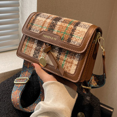 今年流行小包包女秋冬2022新款時尚寬帶斜挎包格子針織小方包