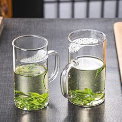 三日月コップのガラスコップの家庭用お茶の分離濾過ベルトは蓋付きのシンプルな濾過一体をお茶のグラスに入れます。