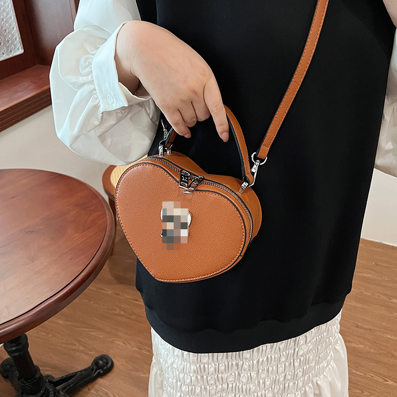 Bolsos transfronterizos para mujer 2024 nuevo bolso de hombro con diseño de corazón de nicho de moda bolso de mensajero portátil de amor de alta gama