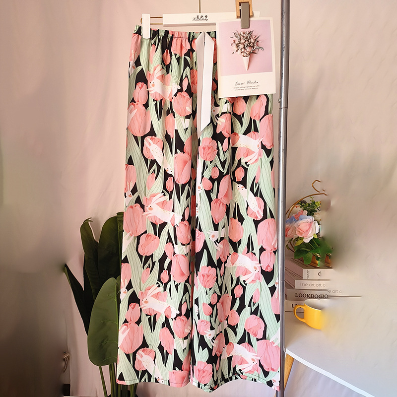 검은 바탕에 튤립