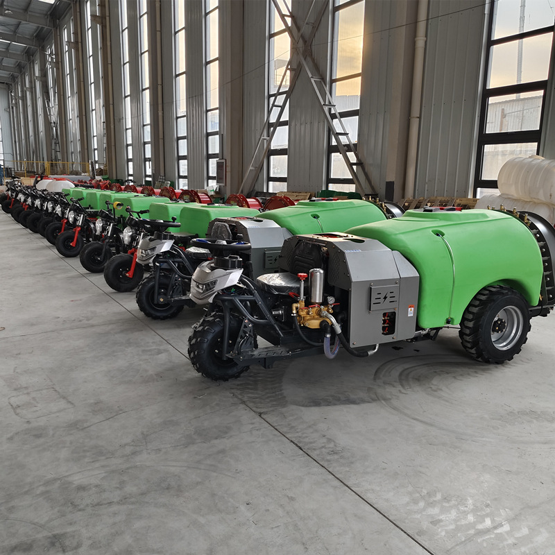 新款三轮自走式果园打药机 35马力大容量果树喷药车 风送式打药机