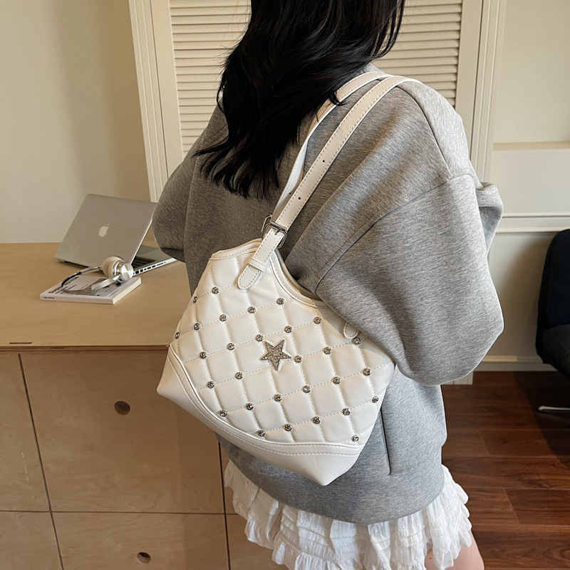 Bolso de remaches de moda de estilo extranjero para mujeres 2025 verano nuevo diamante versátil bolso de mochila súper caliente bolso de cubo