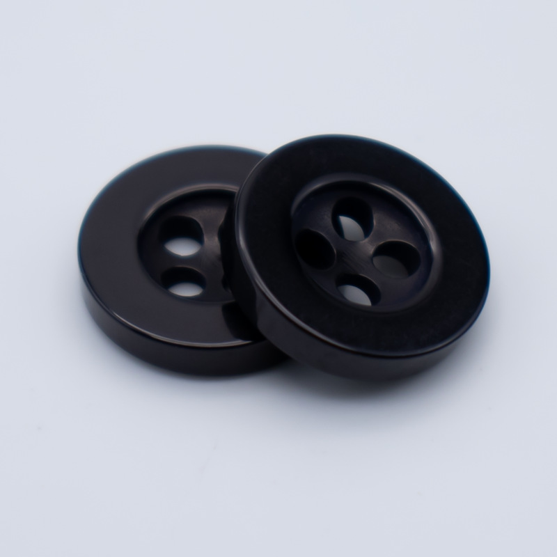 Venta al por mayor de color Botón de camisa de resina hebilla de cuatro ojos transparente blanco y negro Botón de pan teñido en stock botones