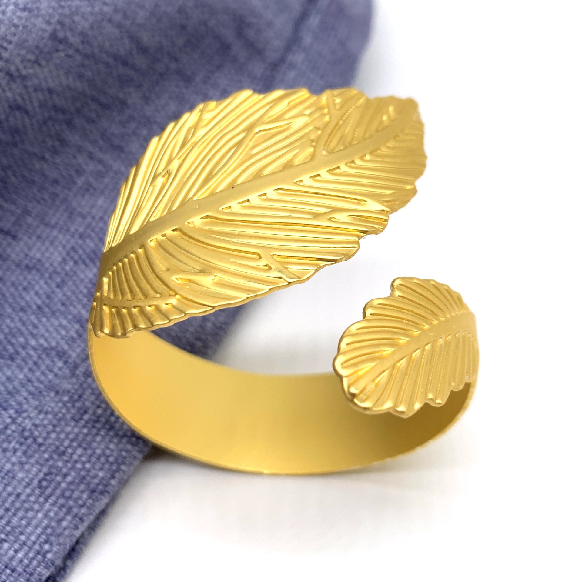 Anillo de toalla de hotel de alta gama Anillo de servilleta de hoja dorada Anillo de servilleta de metal Hebilla de tela de boca Anillo al por mayor