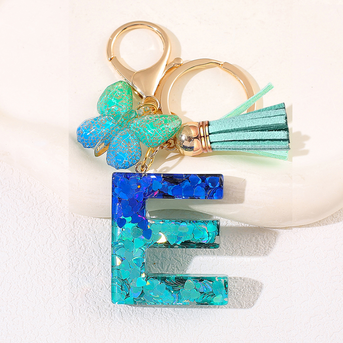 Amazon 26 letras llaveros bolsos damas colgantes colgantes sequillas letras bordas mariposa llaveros