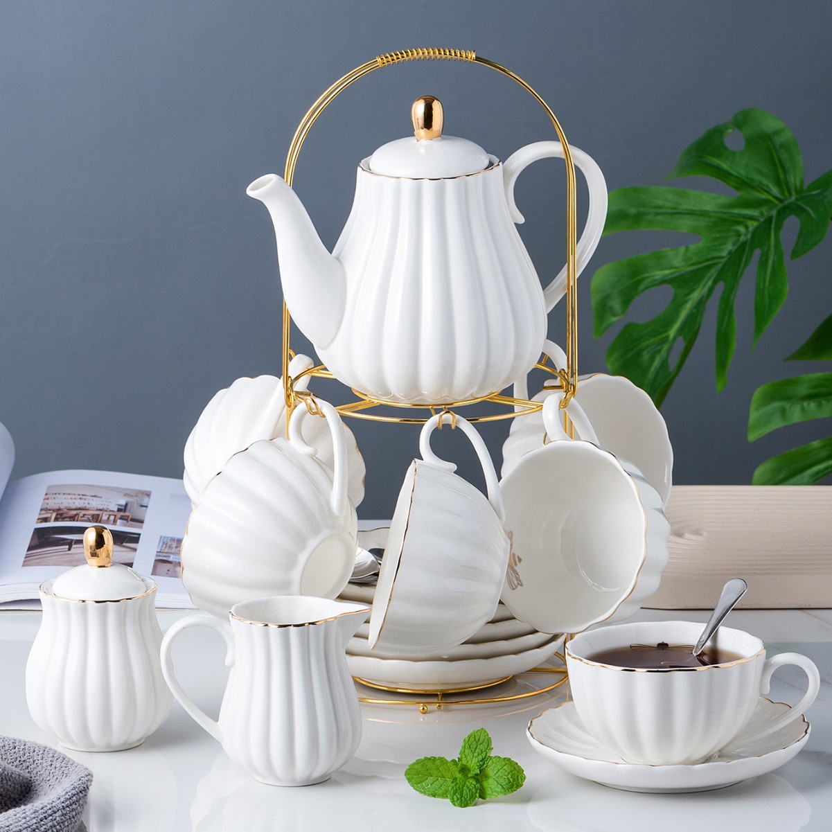 Rayas de abeja dorada Una olla de cuatro tazas Plato de café japonés Juego de tetera fría Juego de esmalte de color y té de flores doradas Cerámica