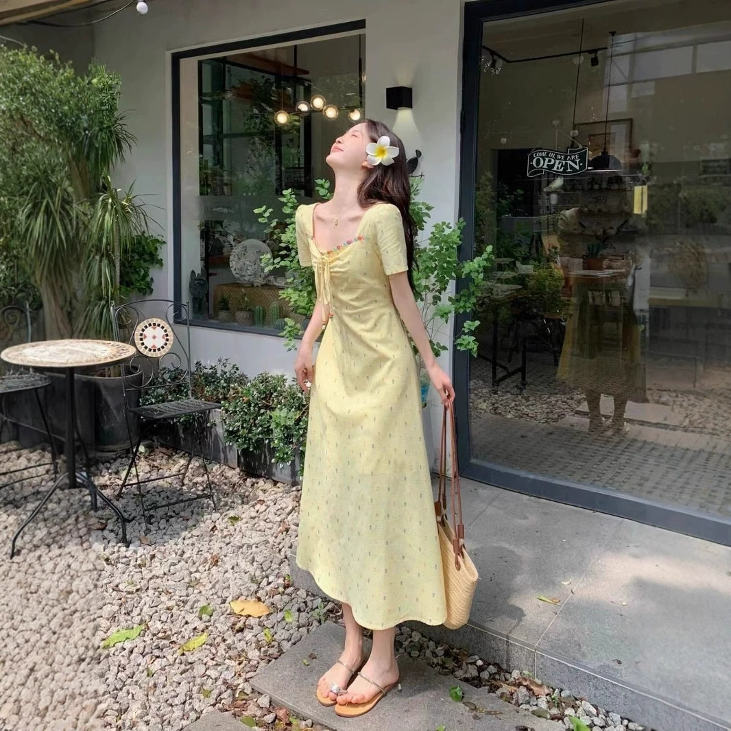 Плюс-сайз женское платье с французским цветочным принтом, короткий рукав, новый летний стиль 2025 года для полных женщин, утягивающее платье-трапеция с завышенной талией.