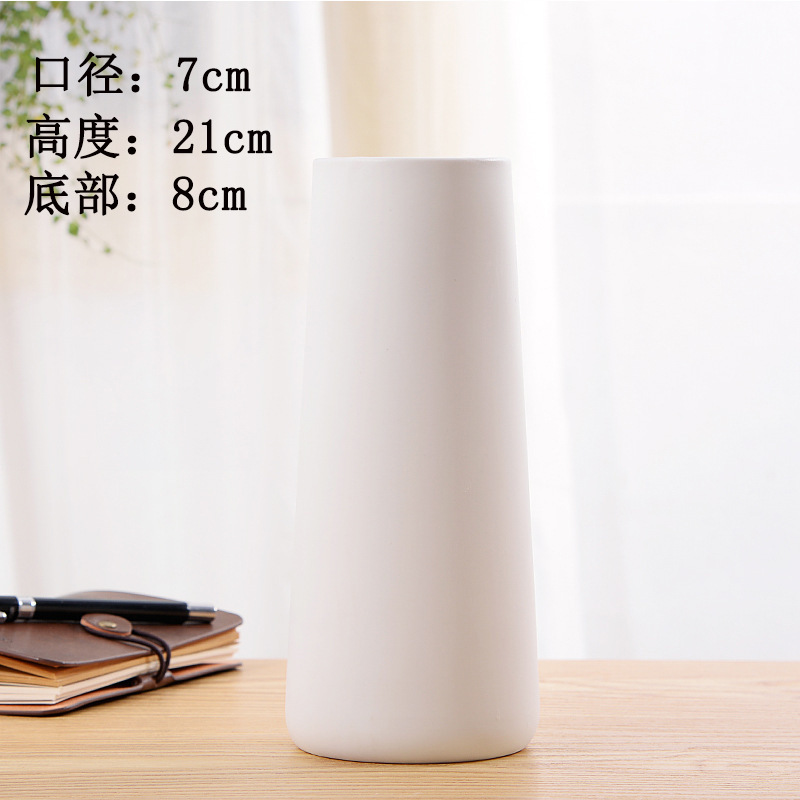 陶磁器の白い色は小さい花瓶を焼きます。|undefined
